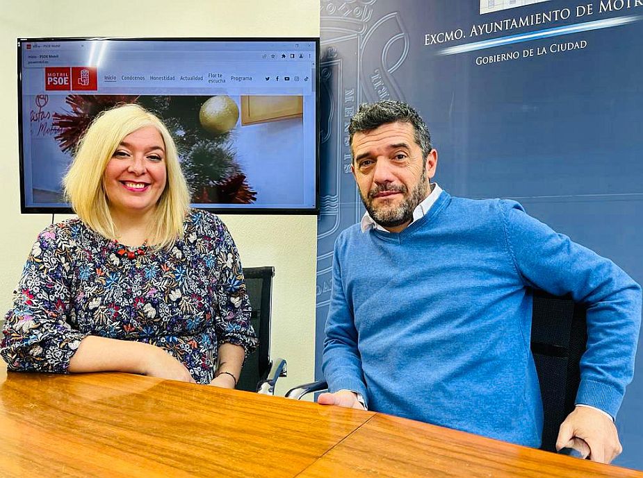 Flor Almón presenta la nueva web de los socialistas motrileños: www.psoemotril.es